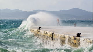 Spektakularna igra valova na zadarskoj rivi 5. studenog 2014.  Foto: Marin Pitton