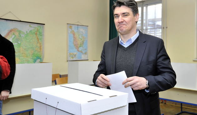 Zagreb, 140413.
Danas po prvi puta gradjani Republike Hrvatske glasaju za svoje zastupnike u Europskom parlamentu.
Na fotografiji: premijer Zoran Milanovic na glasanju u O.S. Petar Zrinski Krajiska 9.
Foto: Bruno Konjevic / CROPIX