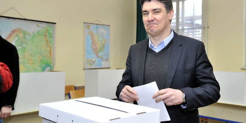 Zagreb, 140413.
Danas po prvi puta gradjani Republike Hrvatske glasaju za svoje zastupnike u Europskom parlamentu.
Na fotografiji: premijer Zoran Milanovic na glasanju u O.S. Petar Zrinski Krajiska 9.
Foto: Bruno Konjevic / CROPIX