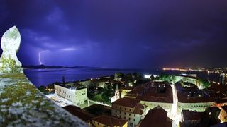 Grmljavinsko nevrijeme zahvatilo je zadarsko podrucje u vecernjim satima. Photo: Filip Brala/PIXSELL Autor  Filip Brala/PIXSELL Ključne riječi  munje, zadar, ljeto, nevrijeme