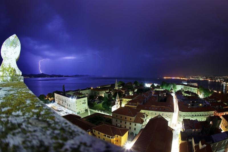 Grmljavinsko nevrijeme zahvatilo je zadarsko podrucje u vecernjim satima. Photo: Filip Brala/PIXSELL Autor  Filip Brala/PIXSELL Ključne riječi  munje, zadar, ljeto, nevrijeme
