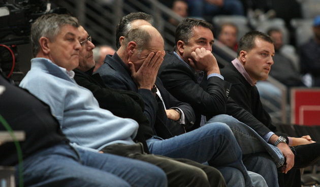 Zadara, 220111. Dvorana Kresimira Cosica.Kosarkaska utakmica NLB lige izmedju Zadra i Crvene Zvezde. Na slici : uprava Zadra gleda utakmicu.Edvin Simunov ,predsjednik,ruke na licu,Zdenko Micic direktor (drugi s desna) Foto : Vladimir Ivanov / CROPIX