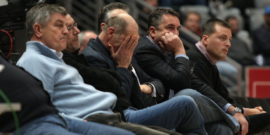 Zadara, 220111. Dvorana Kresimira Cosica.Kosarkaska utakmica NLB lige izmedju Zadra i Crvene Zvezde. Na slici : uprava Zadra gleda utakmicu.Edvin Simunov ,predsjednik,ruke na licu,Zdenko Micic direktor (drugi s desna) Foto : Vladimir Ivanov / CROPIX