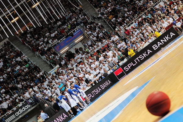 Najbolji navijači na svitu na utakmici Zadar-Cibona, Foto: Mia Čop Najbolji navijači na svitu na utakmici Zadar-Cibona, Foto: Mia Čop