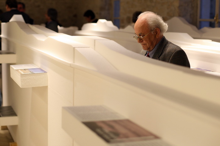 Zadar, 180413.
Providurova palaca, koncertna dvorana.
Zavod za prostorno uredjenje Zadarske zupanije priredio je izlozbu pod nazivom Prostori su djelovanja – 20 godina planiranja Zadarske zupanije.
Izlozba je to koja prikazuje 20 i vise godina rada na Zadar, 180413.
Providurova palaca, koncertna dvorana.
Zavod za prostorno uredjenje Zadarske zupanije priredio je izlozbu pod nazivom Prostori su djelovanja – 20 godina planiranja Zadarske zupanije.
Izlozba je to koja prikazuje 20 i vise godina rada na