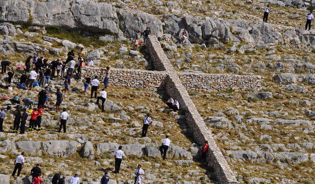 Kornat, 300811. 
Obiljezavanje 4. obljetnice kornatske tragedije, u kojoj je, gaseci pozar na Kornatu 30. kolovoza 2007. godine, smrtno stradalo 12 vatrogasaca. Obitelji poginulih vatrogasaca, njihovi prijatelji te visoko izaslanstvo na otoku Kornat, u uv