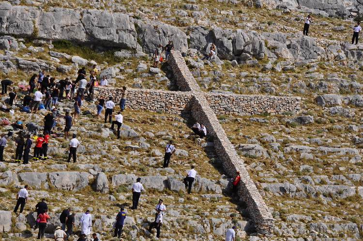 Kornat, 300811.
Obiljezavanje 4. obljetnice kornatske tragedije, u kojoj je, gaseci pozar na Kornatu 30. kolovoza 2007. godine, smrtno stradalo 12 vatrogasaca. Obitelji poginulih vatrogasaca, njihovi prijatelji te visoko izaslanstvo na otoku Kornat, u uv Kornat, 300811.
Obiljezavanje 4. obljetnice kornatske tragedije, u kojoj je, gaseci pozar na Kornatu 30. kolovoza 2007. godine, smrtno stradalo 12 vatrogasaca. Obitelji poginulih vatrogasaca, njihovi prijatelji te visoko izaslanstvo na otoku Kornat, u uv