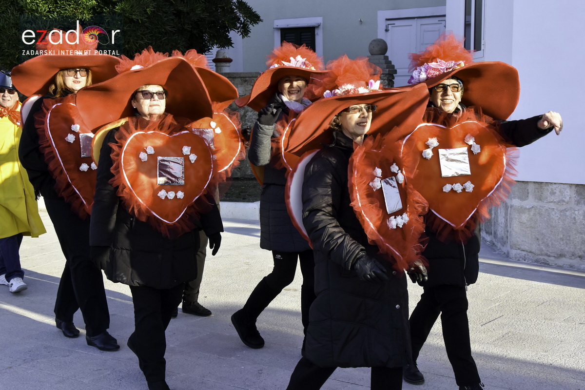 Paški zimski karneval 2018: Karnevalska povorka prošla ulicama grada do Pijace