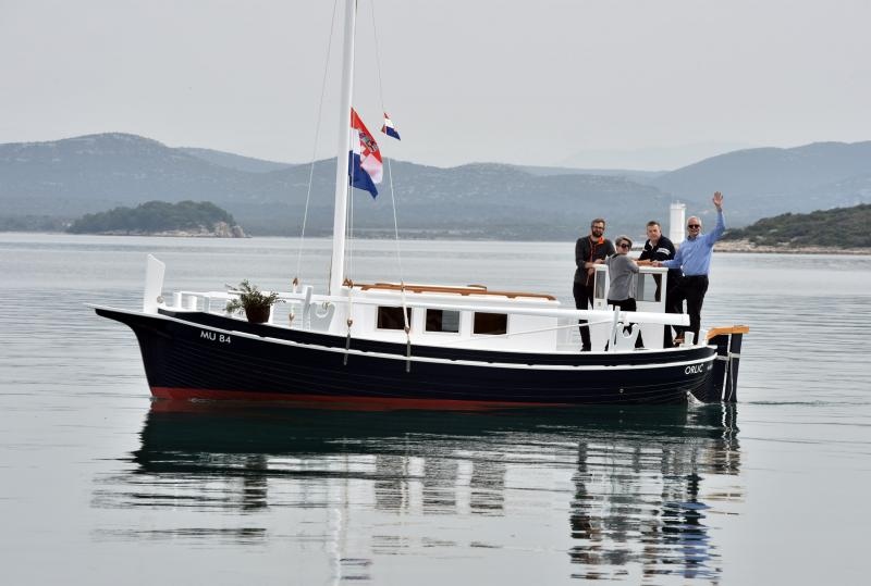 U betinskom brodogradilištu Ante Fržopa svečano je porinut novoizgrađeni tradicionalni murterski brod – leut pod imenom Orlić. Foto: Hrvoje JelavićIPIXSELL