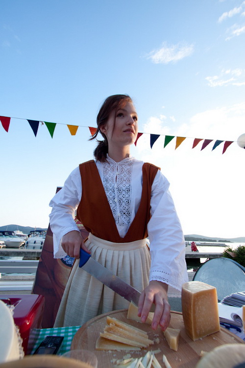 Biograd: 6. Dugi svehrvatski eno-eko-gastro-etno stol, Foto: Franjo Jurić Biograd: 6. Dugi svehrvatski eno-eko-gastro-etno stol, Foto: Franjo Jurić