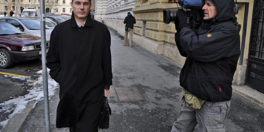 Zagreb, 181209.Zrinski trg.Bivsi drzavni tajnik Zdravko Livakovic snimljen pri izlasku iz Zupanijskog suda.Foto: Vjekoslav Skledar / CROPIX Zagreb, 181209.Zrinski trg.Bivsi drzavni tajnik Zdravko Livakovic snimljen pri izlasku iz Zupanijskog suda.Foto: Vjekoslav Skledar / CROPIX