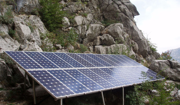 U NP Paklenica su postavljene solarne celije na nadmorkoj visini od 580 metara u blizini Manite peci za napajanje rasvjete u najvecoj spilji nacionalnog parka. Foto: Edvard Sprljan / EPEHA / CROPIX