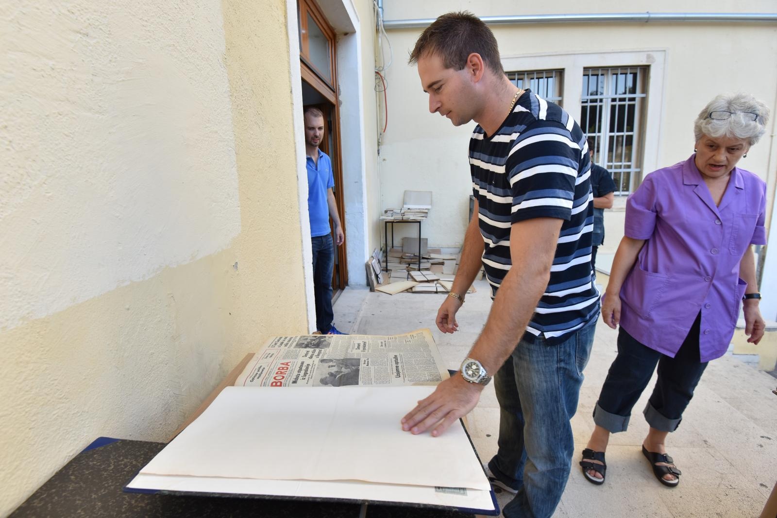 Smočena građa Znanstvene knjižnice Zadar suši se na suncu Smočena građa Znanstvene knjižnice Zadar suši se na suncu