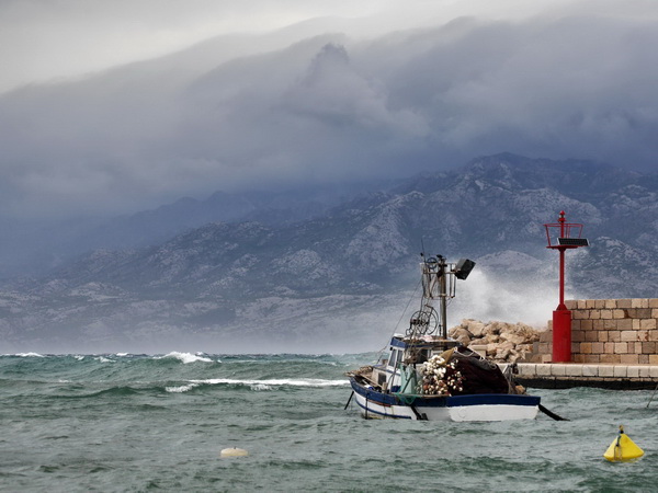 Olujna bura u Ražancu 15. srpnja 2016. Foto:Leo Kvarantan Olujna bura u Ražancu 15. srpnja 2016. Foto:Leo Kvarantan