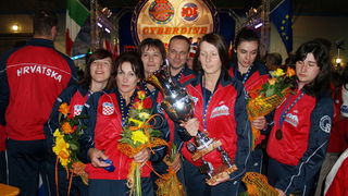 Zenska reprezentacija s peharom za cetvrto mjesto (prvi red slijeva): Peric, Cavar, Lesic; (drugi red) Balen, Begovi, Sestan (voditelj repke) i Pahor