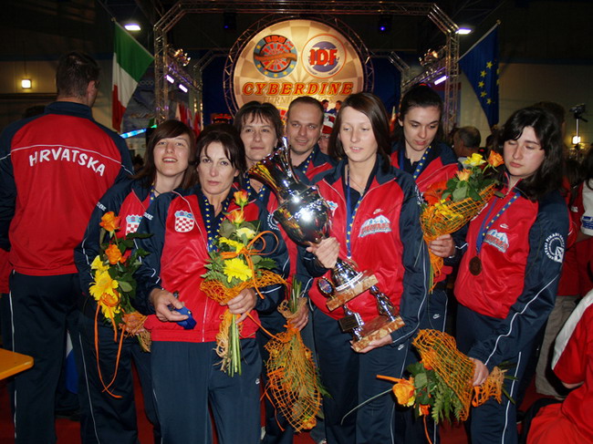 Zenska reprezentacija s peharom za cetvrto mjesto (prvi red slijeva): Peric, Cavar, Lesic; (drugi red) Balen, Begovi, Sestan (voditelj repke) i Pahor