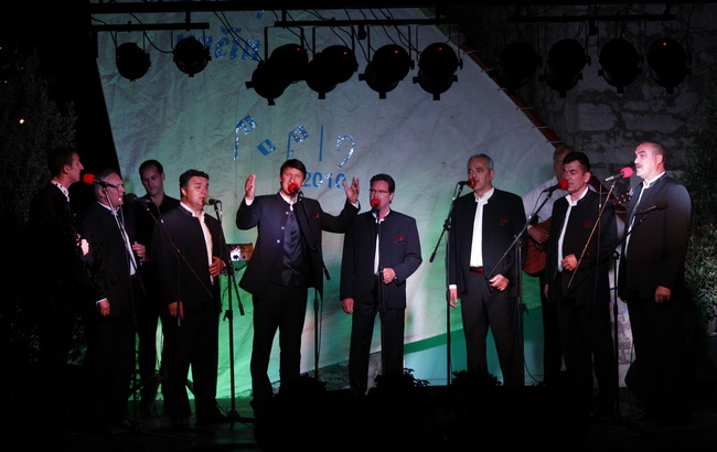 Biograd na Moru, 130510. 
Domacin ovogodisnje dodjele diskografske nagrade Porin je grad Biograd na Moru.
Druge veceri Porina odrzan je koncert klape Intrade. 
Foto: Jure Miskovic / CROPIX