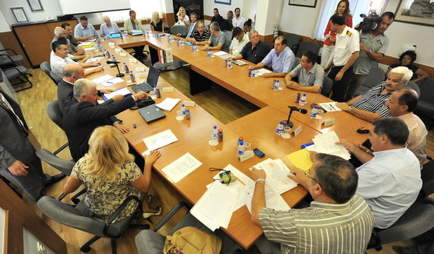 Zadar, 110912
U prostorijama gospodarske komore odrzao se sastanak o racionalizaciji obalnog linijskog prometa na kojem su sudjelovali predstavnici zadarske lokalne vlasti i celnici ministarstva prometa.
Na fotografiji: detalj sa sastanka.
Foto: Luka Gerl