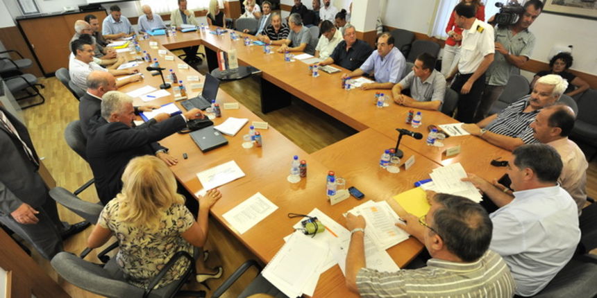 Zadar, 110912
U prostorijama gospodarske komore odrzao se sastanak o racionalizaciji obalnog linijskog prometa na kojem su sudjelovali predstavnici zadarske lokalne vlasti i celnici ministarstva prometa.
Na fotografiji: detalj sa sastanka.
Foto: Luka Gerl Zadar, 110912
U prostorijama gospodarske komore odrzao se sastanak o racionalizaciji obalnog linijskog prometa na kojem su sudjelovali predstavnici zadarske lokalne vlasti i celnici ministarstva prometa.
Na fotografiji: detalj sa sastanka.
Foto: Luka Gerl