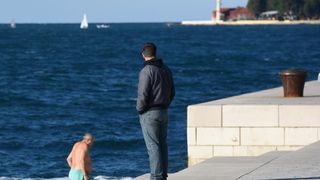 Unatoč hladnom moru i niskoj temperaturi zraka, hrabri se kupač osvježio na Morskim orguljama. Foto: Dino Stanin/PIXSELL Unatoč hladnom moru i niskoj temperaturi zraka, hrabri se kupač osvježio na Morskim orguljama. Foto: Dino Stanin/PIXSELL