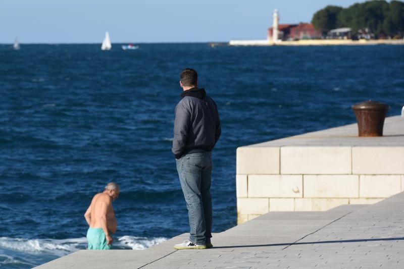 Unatoč hladnom moru i niskoj temperaturi zraka, hrabri se kupač osvježio na Morskim orguljama. Foto: Dino Stanin/PIXSELL Unatoč hladnom moru i niskoj temperaturi zraka, hrabri se kupač osvježio na Morskim orguljama. Foto: Dino Stanin/PIXSELL