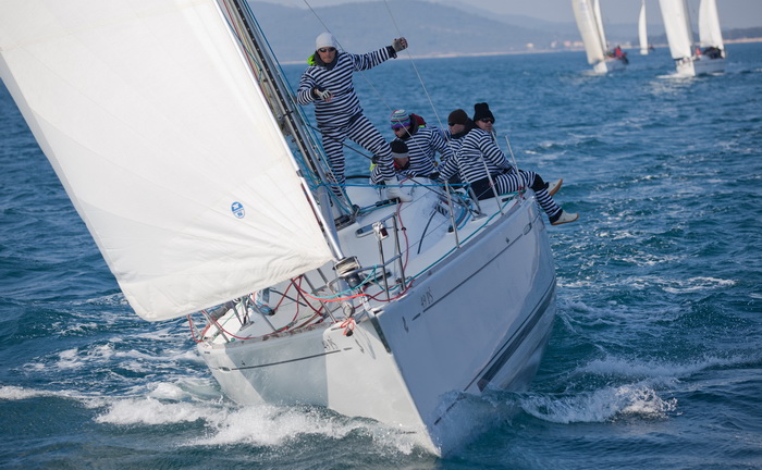 Zadar, 260211.
U Biogradskom akvatoriju se ovoga vikenda odrzava 11. Karnevalska regata. U tri jedrenja natjecati ce se 50-ak brodova.
Na slici: detalj sa subotnjeg jedrenja.
Foto: Vladimir Ivanov / CROPIX Zadar, 260211.
U Biogradskom akvatoriju se ovoga vikenda odrzava 11. Karnevalska regata. U tri jedrenja natjecati ce se 50-ak brodova.
Na slici: detalj sa subotnjeg jedrenja.
Foto: Vladimir Ivanov / CROPIX