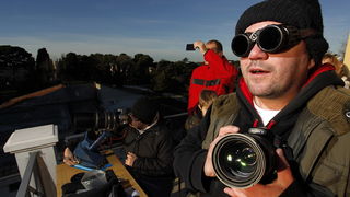 Pula,040111.
Djelomicna pomracina sunca mogla se vidjeti iz cijele hrvatske. Puljani su ovaj rijetki prizor uz zastitu filtera promatrali i fotografirali sa Pulske zvjezdarnice na monte zaru.
Foto: Srecko Niketic / CROPIX