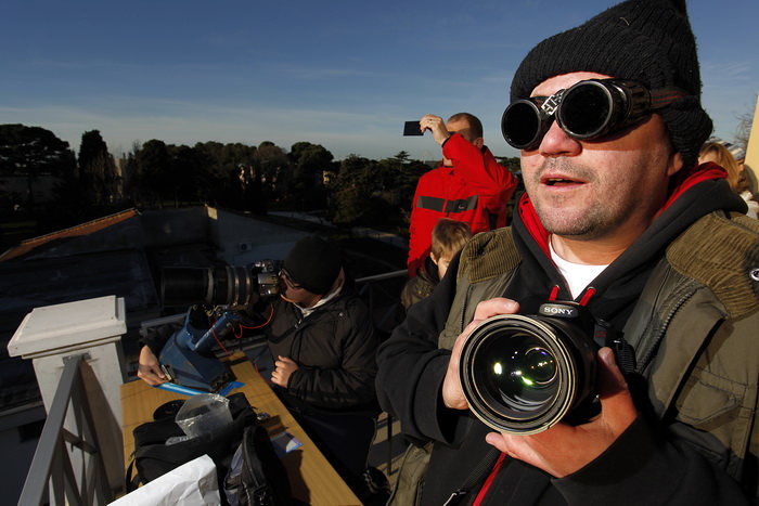 Pula,040111.
Djelomicna pomracina sunca mogla se vidjeti iz cijele hrvatske. Puljani su ovaj rijetki prizor uz zastitu filtera promatrali i fotografirali sa Pulske zvjezdarnice na monte zaru.
Foto: Srecko Niketic / CROPIX