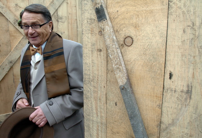 Beograd,071209.
Miroslav Ciro Blazevic na snimanju filma Montevideo bog te video, koji rezira Dragan Bjelogrlic. Radnja filma smjestena je u 1930. godinu i kvalifikacijsku utakmicu za odlazak na Svjetsko nogometno prvenstvo koje se odrazalo u Urugvaj.
Fot