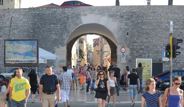 Zadar, 150611.
Ulaz u staru jezgru Zadra od mosta kroz bedem, mjesecima se nalazio pod skelama i zastitnom ogradom. Danas su radovi zavrseni a grad Zadar za nova vrata izdvojio je 578 tisuca kuna.
Foto: Andrija Lucic / CROPIX