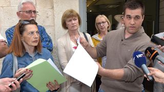 Mještani Petrčana okupili se ispred Turističke zajednice grada Zadra