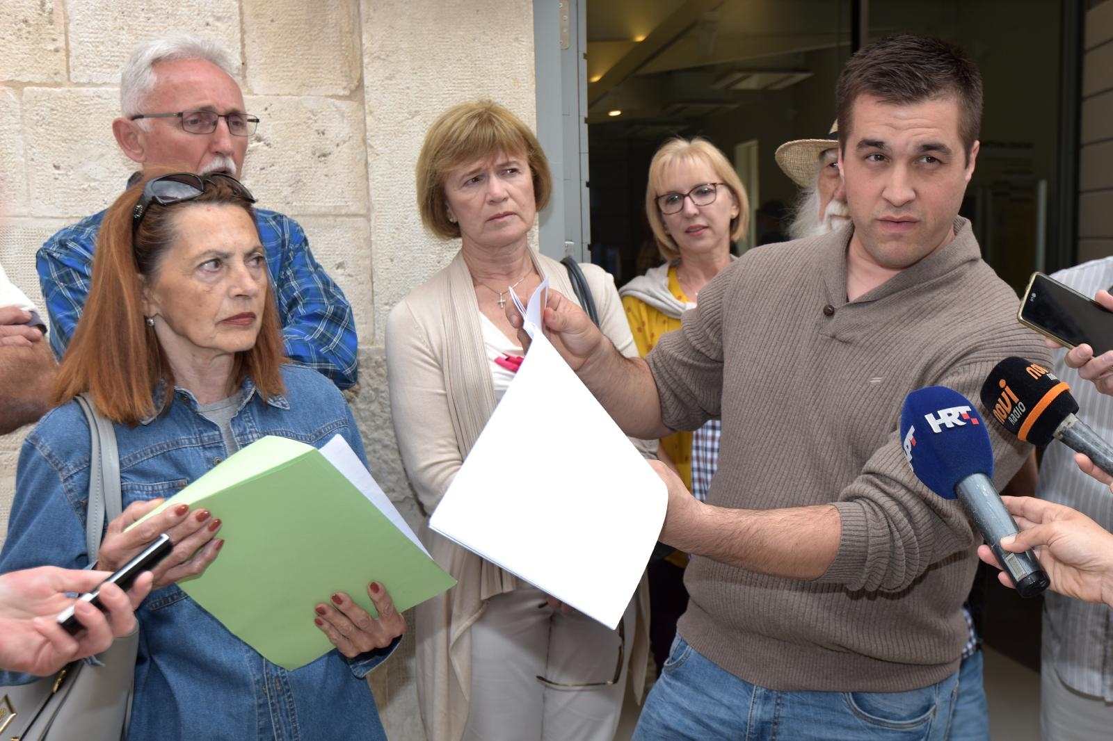 Mještani Petrčana okupili se ispred Turističke zajednice grada Zadra