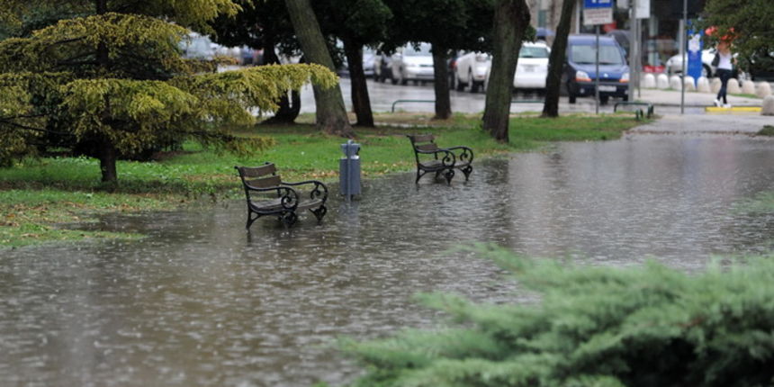 Zadar, 130912.
Obilne kise opet su prouzrocile poplavu u nekm dijelovima grada.
Na fotografiji: park na Relji.
Foto: Luka Gerlanc / CROPIX Zadar, 130912.
Obilne kise opet su prouzrocile poplavu u nekm dijelovima grada.
Na fotografiji: park na Relji.
Foto: Luka Gerlanc / CROPIX