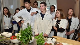 Zadar – Na prezentaciji u Impact centru Kuhar Renato Kraljev pripremao je zajedno s ucenicima tri slana i tri slatka jela s jagodama. Projektom se zeli povecati interes za uzgoj i konzumaciju jagoda u Zadarskoj zupaniji. Photo: Dino Stanin/PIXSELL Autor