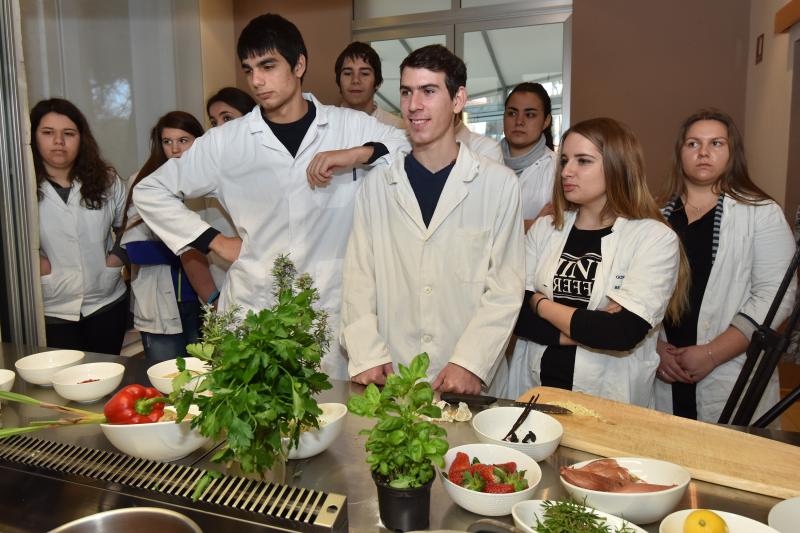 Zadar – Na prezentaciji u Impact centru Kuhar Renato Kraljev pripremao je zajedno s ucenicima tri slana i tri slatka jela s jagodama. Projektom se zeli povecati interes za uzgoj i konzumaciju jagoda u Zadarskoj zupaniji. Photo: Dino Stanin/PIXSELL Autor