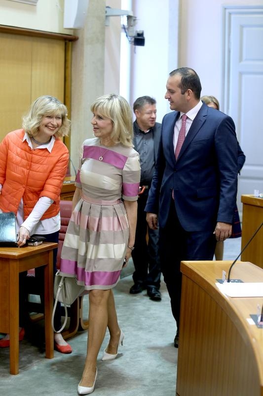 Ingrid Antičević Marinović svojim modnim izričajem razbija saborsko sivilo. Foto: Patrik Maček/PIXSELL Ingrid Antičević Marinović svojim modnim izričajem razbija saborsko sivilo. Foto: Patrik Maček/PIXSELL