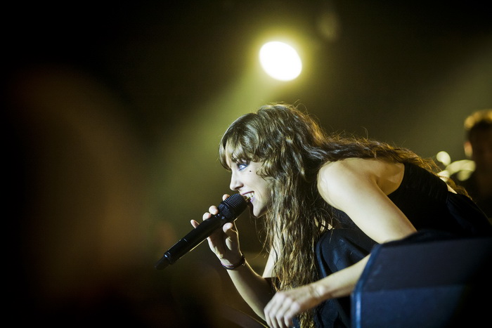 Zagreb, 030612.
Francuska pjevacica Zaz, pravog imena Isabelle Geffroy, kojoj je planetarnu slavu donio singl Je veux, odrzala je veceras koncert pred prepunom dvoranom Doma sportova.
Foto: Neja Markicevic / CROPIX