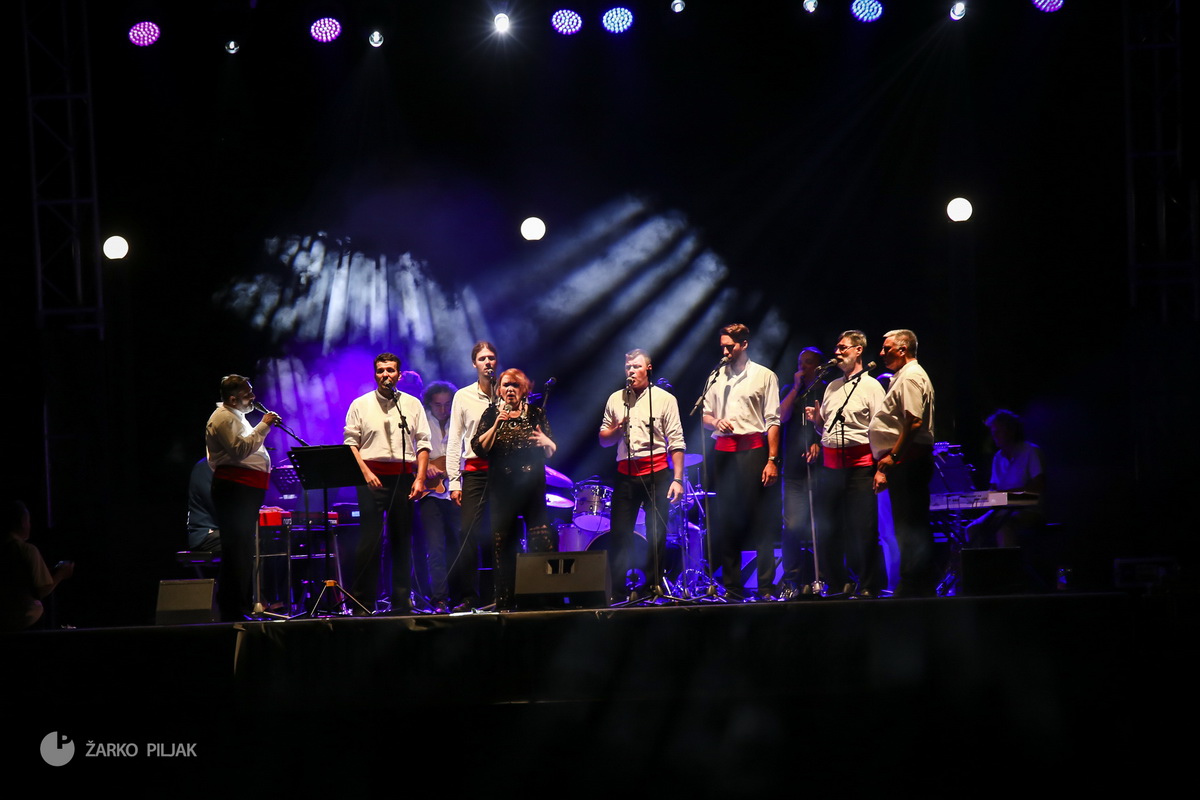 Zorica Kondža i klapa Cambi @ bazen Ilirije u Biogradu