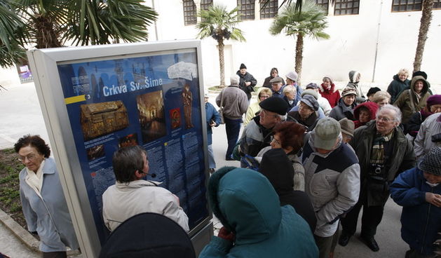 Zadar, 090310.
I gotovo mjesec dana prije Uskrsa po izrazito hladnom i burnom vremenu u Zadar su dosli i prvi turisti.
Foto: Jure Miskovic / CROPIX