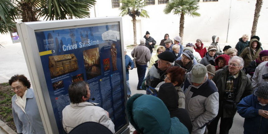 Zadar, 090310.
I gotovo mjesec dana prije Uskrsa po izrazito hladnom i burnom vremenu u Zadar su dosli i prvi turisti.
Foto: Jure Miskovic / CROPIX Zadar, 090310.
I gotovo mjesec dana prije Uskrsa po izrazito hladnom i burnom vremenu u Zadar su dosli i prvi turisti.
Foto: Jure Miskovic / CROPIX