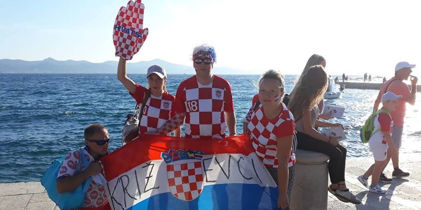 Križevčanin tijekom dočeka Vatrenih na Forumu zaprosio svoju izabranicu. Rekla je DA Križevčanin tijekom dočeka Vatrenih na Forumu zaprosio svoju izabranicu. Rekla je DA