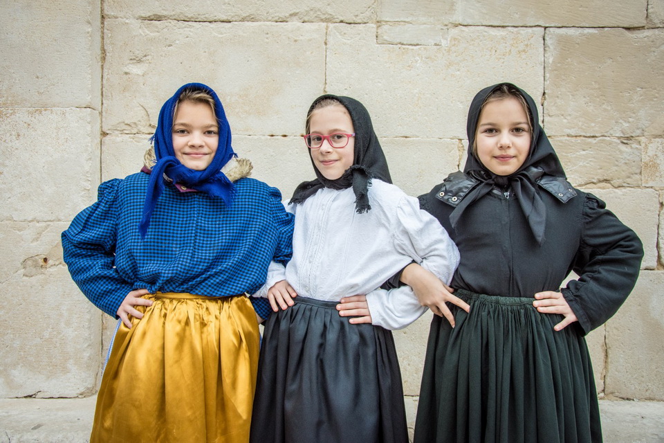 Paški zimski karneval 2017.- Maškarane skupine u karnevalskoj povorci Paški zimski karneval 2017.- Maškarane skupine u karnevalskoj povorci