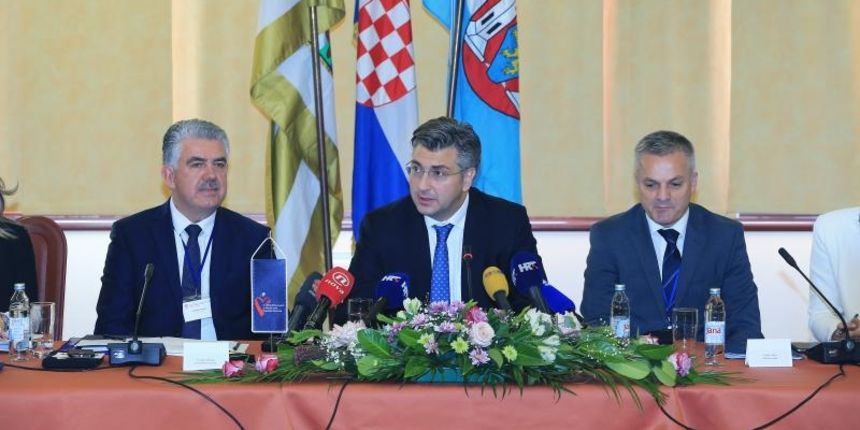 Predsjednik Vlade RH Andrej Plenkovic u Vukovaru je sudjelovao na sjednici Savjeta Vlade Republike Hrvatske za Hrvate izvan Republike Hrvatske. Predsjednik Vlade RH Andrej Plenkovic u Vukovaru je sudjelovao na sjednici Savjeta Vlade Republike Hrvatske za Hrvate izvan Republike Hrvatske.