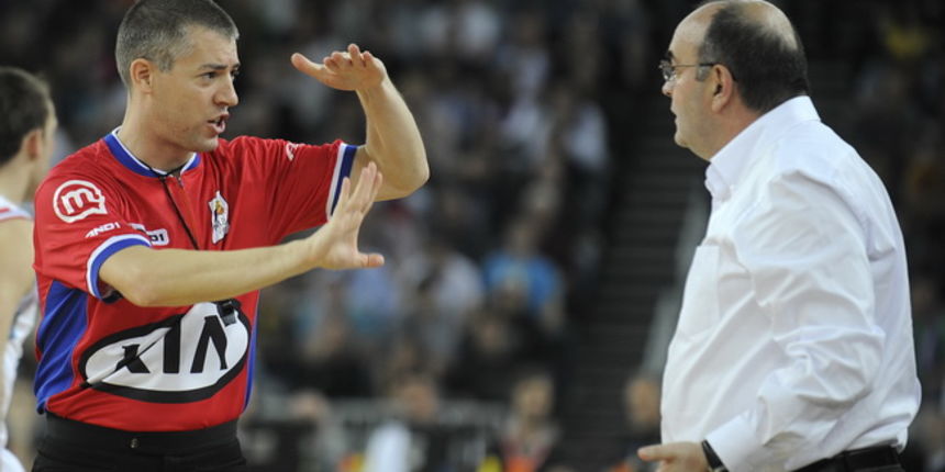 Zagreb, 250410.
Arena Zagreb.
Zavrsnica kosarkaske regionalne lige, finalna utakmica Nlb lige izmedju Cibone i Partizana.
Na slici: sudac utakmice samo je zaprijetio treneru Partizana Dusku Vujosevicusa tehnickom greskom.
Foto: Drago Sopta / CROPIX