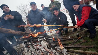 Vukovar, 220110.
U vinogradima Vukovara proslavlja se blagdan Sv. Vinka kada se tradicionalno blagoslove vinogradi. Na salasu Goldschmidt po 11 puta se odrzava Vinkovo na Vucedolu, gdje se moglo uzivati u vinu i gastronomskim specijalitetima. Na fotografi Vukovar, 220110.
U vinogradima Vukovara proslavlja se blagdan Sv. Vinka kada se tradicionalno blagoslove vinogradi. Na salasu Goldschmidt po 11 puta se odrzava Vinkovo na Vucedolu, gdje se moglo uzivati u vinu i gastronomskim specijalitetima. Na fotografi