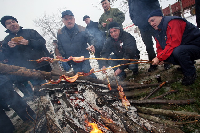 Vukovar, 220110.
U vinogradima Vukovara proslavlja se blagdan Sv. Vinka kada se tradicionalno blagoslove vinogradi. Na salasu Goldschmidt po 11 puta se odrzava Vinkovo na Vucedolu, gdje se moglo uzivati u vinu i gastronomskim specijalitetima. Na fotografi Vukovar, 220110.
U vinogradima Vukovara proslavlja se blagdan Sv. Vinka kada se tradicionalno blagoslove vinogradi. Na salasu Goldschmidt po 11 puta se odrzava Vinkovo na Vucedolu, gdje se moglo uzivati u vinu i gastronomskim specijalitetima. Na fotografi