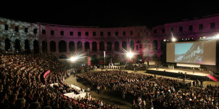 Pula, 180709.
Pocela 56. Pula, Festival igranog filma.
Na slici: arena popunjena do zadnjeg mjesta.
Foto: Goran Sebelic / CROPIX