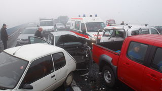 Zagreb, 161111.
Zagrebacka obilaznica, smjer istok, na mostu prije cvora Ivanja Reka, u jutrosnjoj magli oko 7 i 30 sati , sudarilo se dvadesetak automobila, a ozlijedjeno je vise osoba.
Foto: Goran Mehkek / Cropix