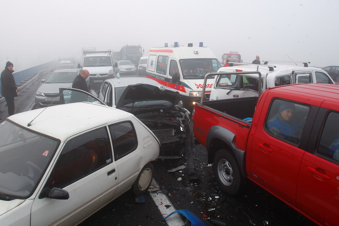 Zagreb, 161111.
Zagrebacka obilaznica, smjer istok, na mostu prije cvora Ivanja Reka, u jutrosnjoj magli oko 7 i 30 sati , sudarilo se dvadesetak automobila, a ozlijedjeno je vise osoba.
Foto: Goran Mehkek / Cropix