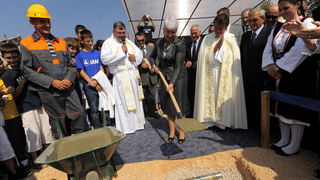 Knin, 250911.
Postavljanje kamena temeljca za gradnju Pastoralnog centra Gospe velikog Hrvatskog krsnog zavjeta na prostoru bivse vojarne Senjak u Kninu
Na slici: premijerka Jadranka Kosor
Foto: Niksa Stipanicev / CROPIX Knin, 250911.
Postavljanje kamena temeljca za gradnju Pastoralnog centra Gospe velikog Hrvatskog krsnog zavjeta na prostoru bivse vojarne Senjak u Kninu
Na slici: premijerka Jadranka Kosor
Foto: Niksa Stipanicev / CROPIX